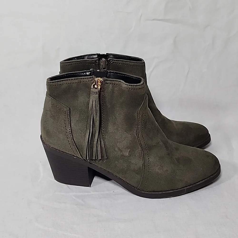 🤍 Soda Booties in sort of a Greenish Gray color